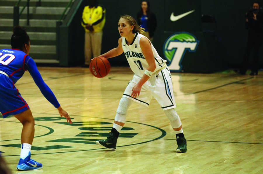 Sophomore guard Leslie Vorpahl looks to pass the ball in a 60-58 win against SMU Jan. 17 at Devlin Fieldhouse. The Wave face defending National Champion and No. 1 Connecticut (22-1, 12-0 AAC) at Connecticut Saturday. 