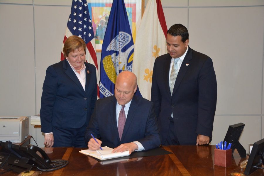 Mayor+Mitch+Landrieu+signs+the+ordinance+allowing+ridesharing+operating+in+New+Orleans%2C+such+as+UberX+and+Lyft.%C2%A0