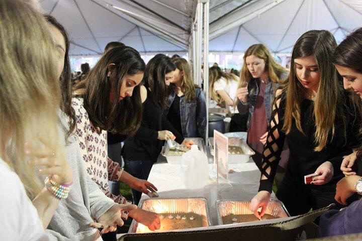 More than 1100 students gather on Newcomb Quadrangle for Shabbat 1000. Four-course meals, friends and religious tradition drew students to the event.