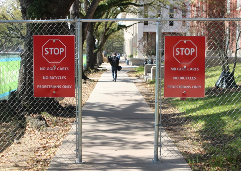 Bicyclists, pedestrians complain about bike accessibility on campus