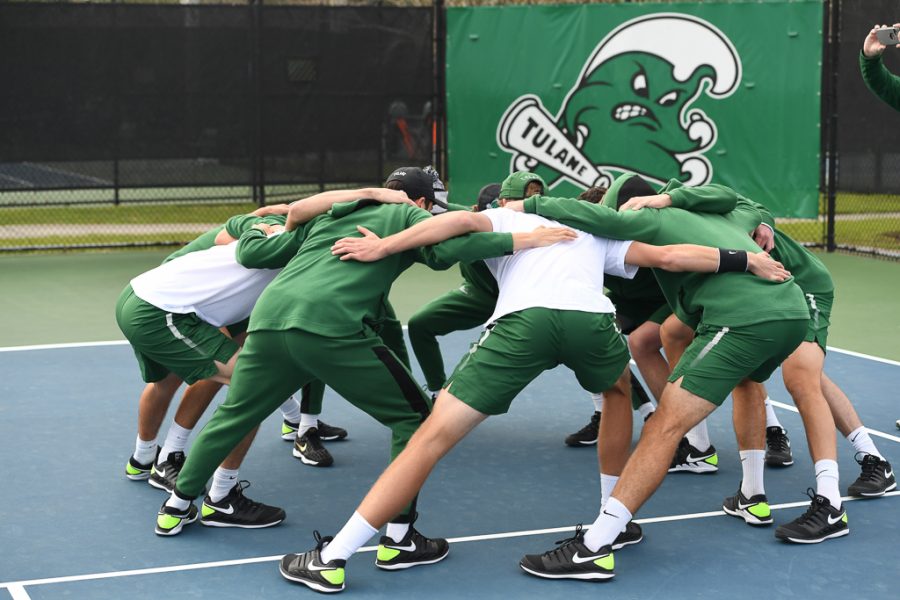 Tulanes mens tennis team huddles during ITA Kickoff tournament.