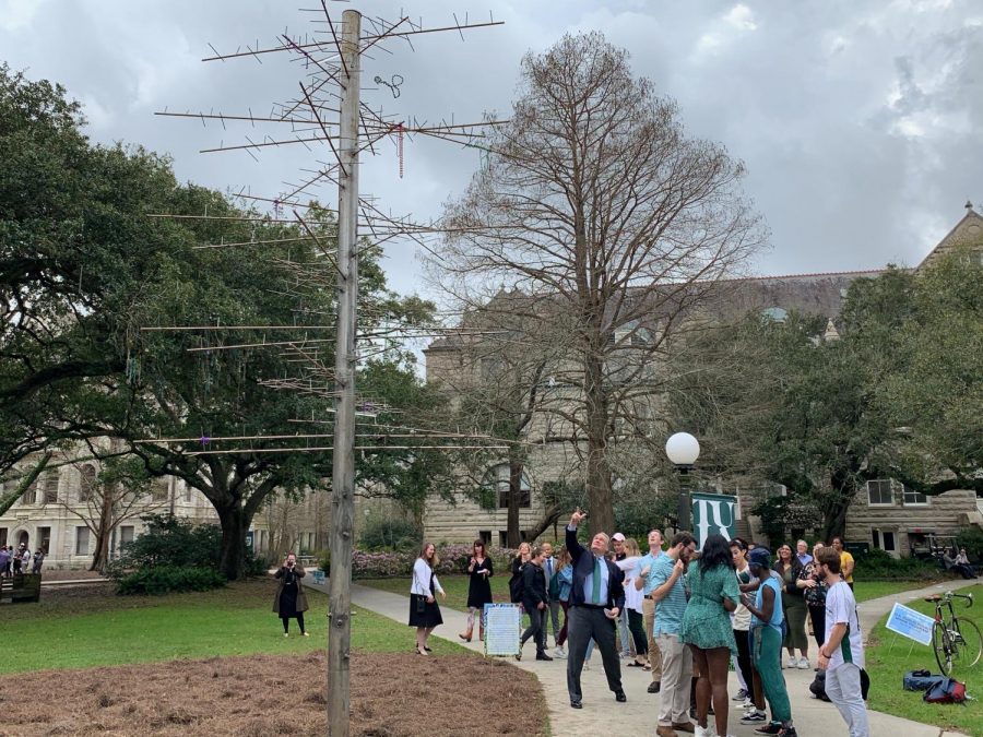 President Fitts points to the new Bead Three sculpture as Tulane students look on. 