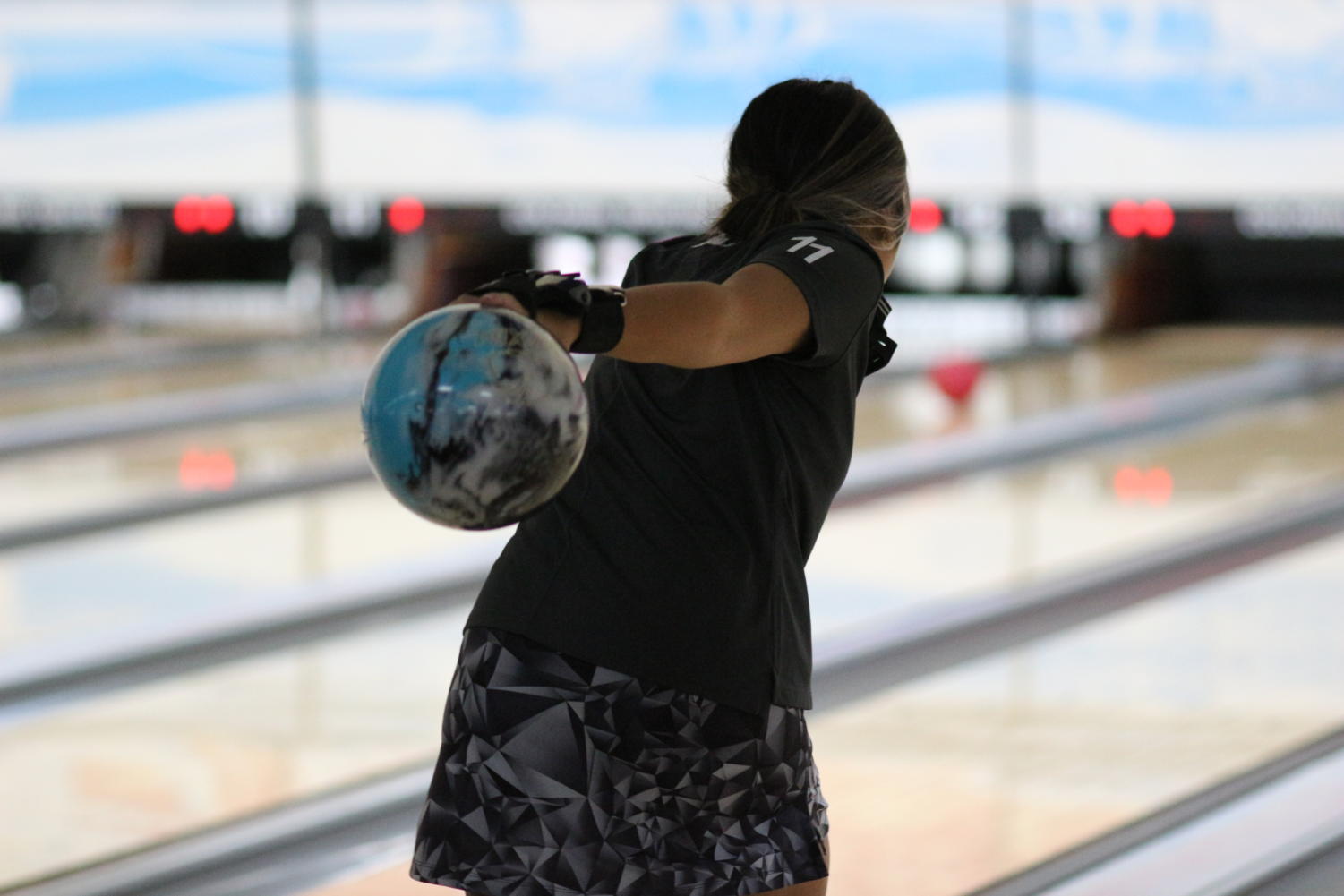 Bowl wave opens season strong, finishes sixth in home tournament