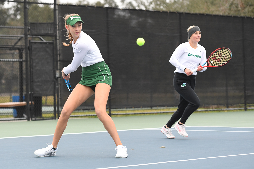 Hot start, cancellations mark beginning of women’s tennis season