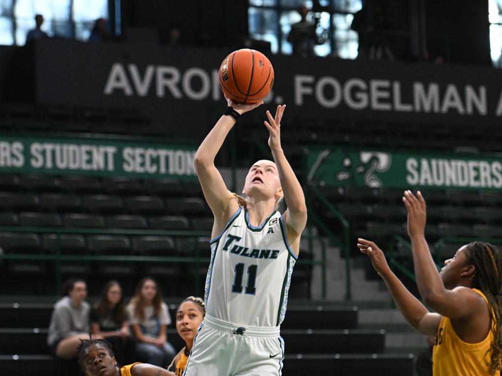 Women’s Basketball splits first two games of 2022 season