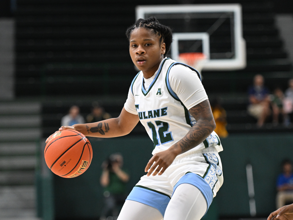 Women’s Basketball splits first two games of 2022 season