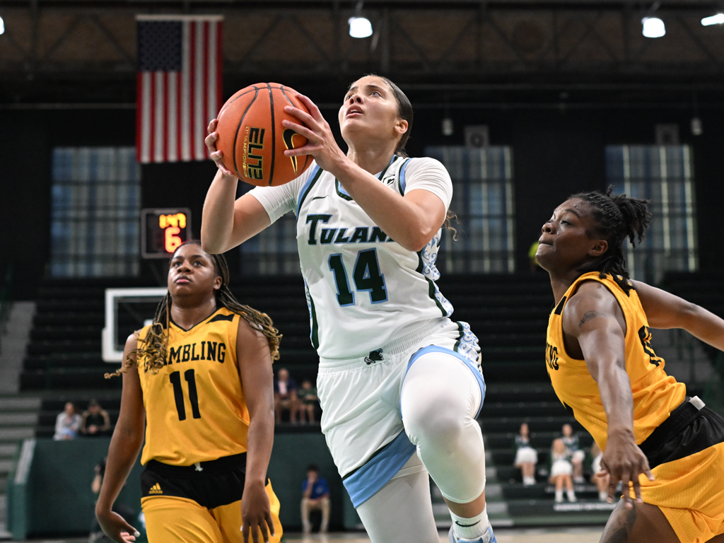 Women’s Basketball splits first two games of 2022 season