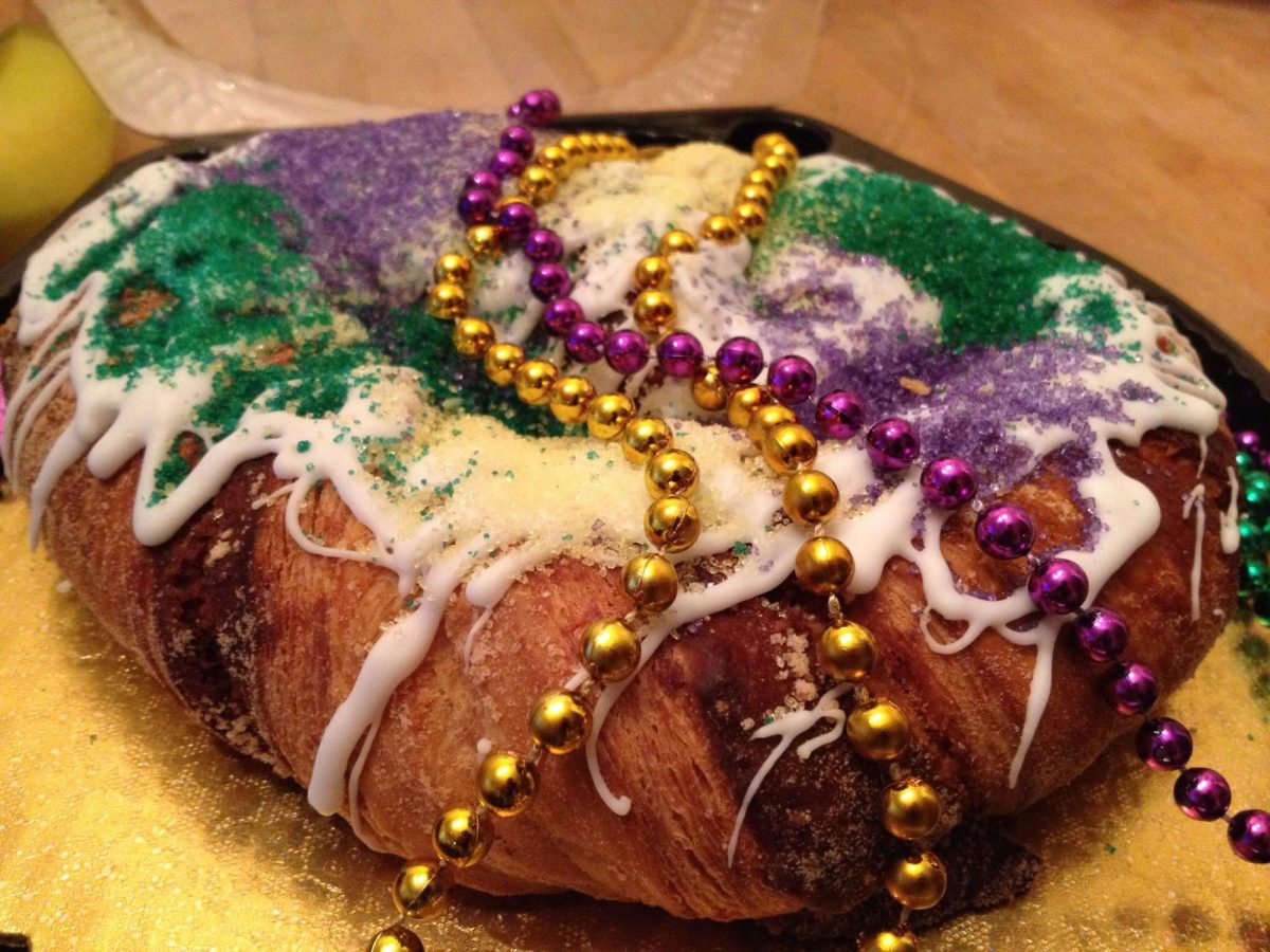 King cake and Mardi Gras beads (Creative Commons)